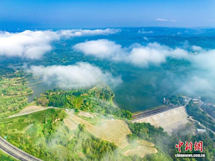 guojibu007's tweet photo. 9月2日，俯瞰山西省晋中市左权县清漳河国家湿地公园石匣库区，云海翻腾，水面如镜，与连绵山峦、葱郁林草交相辉映，构成一幅灵动的生态画卷。蜿蜒的高速公路与水利枢纽在层峦叠翠中穿行，湿地、青山与蓝天、白云同呈“画框”，美不胜收。来源：中国新闻社 https://t.co/bPvyp25VdT