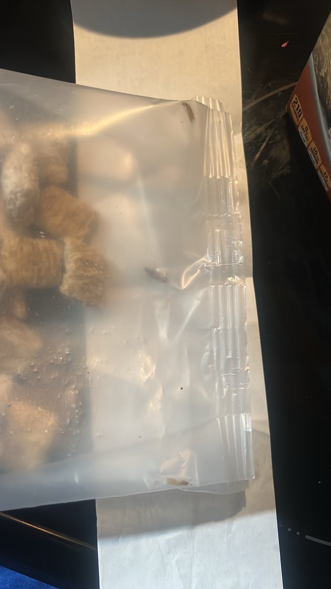 AlexisNewt34249's tweet photo. Ummm hey @KelloggCompany @KelloggsUS what’s up with this??? https://t.co/PJJLudjfQL