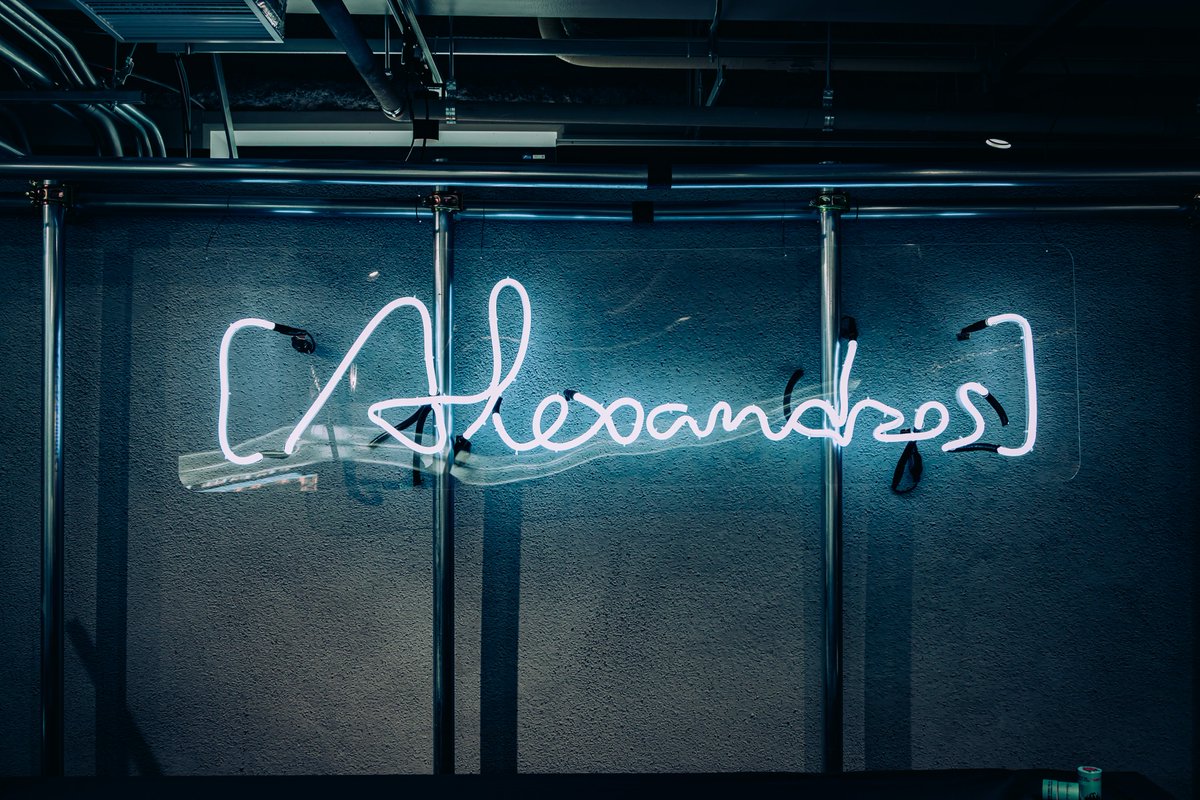 alexandroscrew's tweet photo. 【POP UP STORE】

[Alexandros] 15th Anniversary POP UP STORE in HARAJUKU
〜もう16周年になっちゃったけど〜

2日目がオープンしました。
1F展示フロアのアップデートにもご注目ください🧅
https://t.co/xOASipiZdi

＊終日予約制 / 予約枠完売

#Alexandros #VIPPARTY25
#VIPPARTY25_POPUP
@_UMSH_