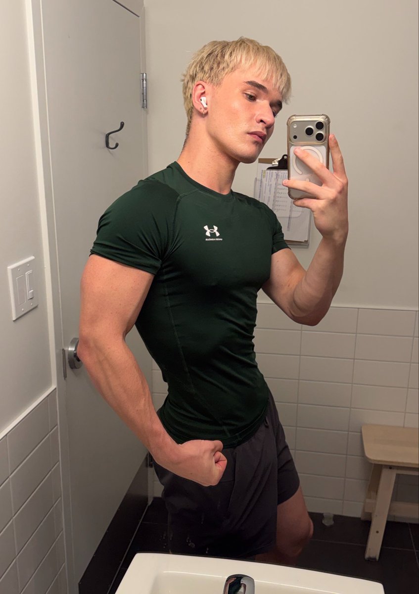 thejakelux's tweet photo. Wait why am I kinda huge😳 https://t.co/294gmRq41d