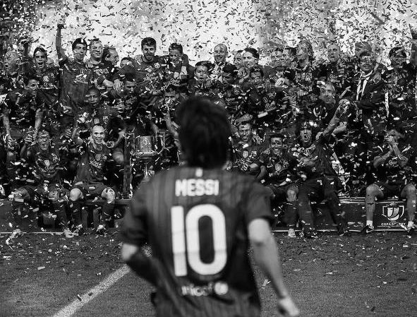 A_10messii's tweet photo. والله إنَ الشُوق فاقَ تحَمُلي
ياشوق رِفقاً بالفؤادِ ألا تَعِي؟ https://t.co/VnjwUCuAFc