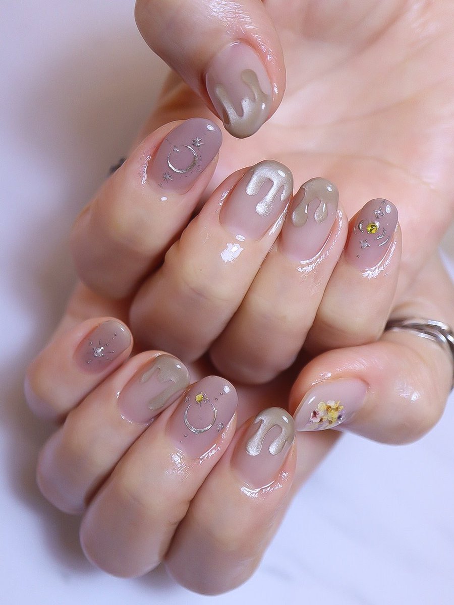 22iruka22's tweet photo. そういえば今月ネイル💅
色味はスーツに寄せて
はちみつと花束と月
小指は満ち欠けデザインが入ってて最高〜👏👏👏

いつもより色味はおとなしいけど、とてもしっくりきてお気に入り✨👍✨ https://t.co/jmQw5YShoy