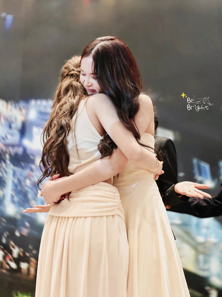 Bebright2105's tweet photo. รักที่ปลอดภัย 

รักที่สบายใจ

อ้อมกอดที่คอยให้กำลังใจเสมอ

...แต่ไม่ต้องขิงแม่ขนาดนั้นก็ได้ค่าสาา แหมมมมมมม

ปล...ป๊าเอ๋ทำหน้าที่แทนสาววายเรียบร้อยแล้วค่ะ พยานรักมาก🤭

TKNUR CARPET MOMENT
#YentertainAwards2026xTKNur
#TKNur #TKphinyanech #Nurdesoraya https://t.co/8YLm3l3cjt