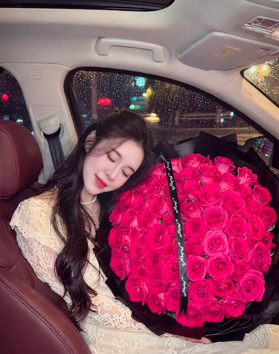 tom997aq's tweet photo. Who's prettier, me or the flowers    https://t.co/RSWqmVSXMy https://t.co/1Uwd7MG8Vq