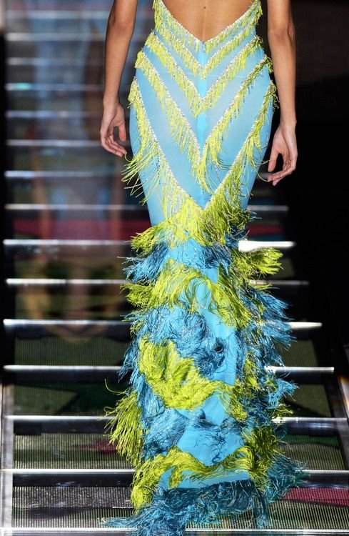 vogueishgirl's tweet photo. Versace spring 2002 https://t.co/jbRa1KUn6D