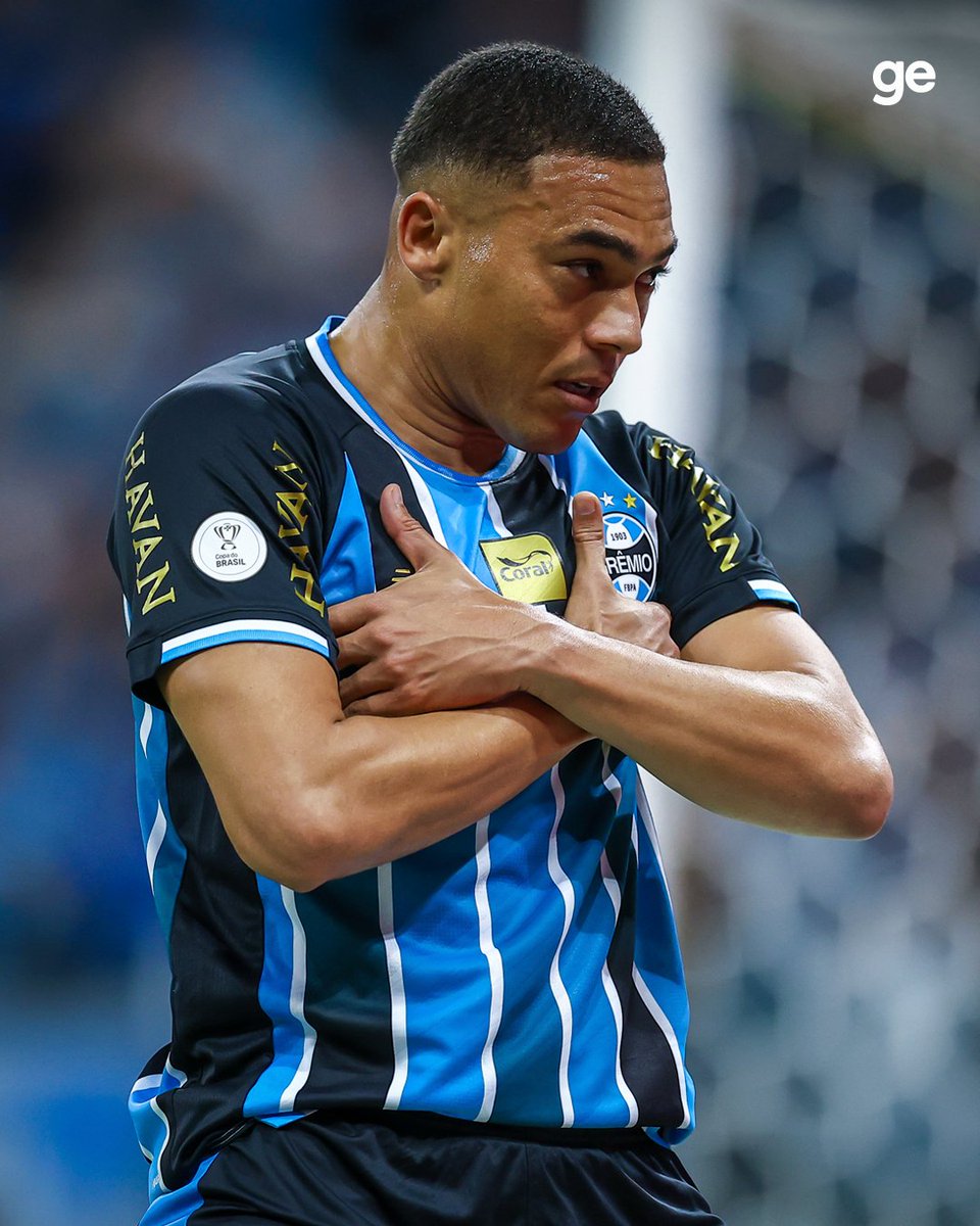 geglobo's tweet photo. Faz a pose! 🎯🎯

📸 Lucas Uebel/Grêmio

#futebol #grêmio #carlosvinicius #copadobrasil #ge https://t.co/UKBxIHjvfm