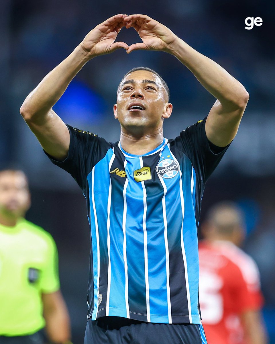 geglobo's tweet photo. Faz a pose! 🎯🎯

📸 Lucas Uebel/Grêmio

#futebol #grêmio #carlosvinicius #copadobrasil #ge https://t.co/UKBxIHjvfm