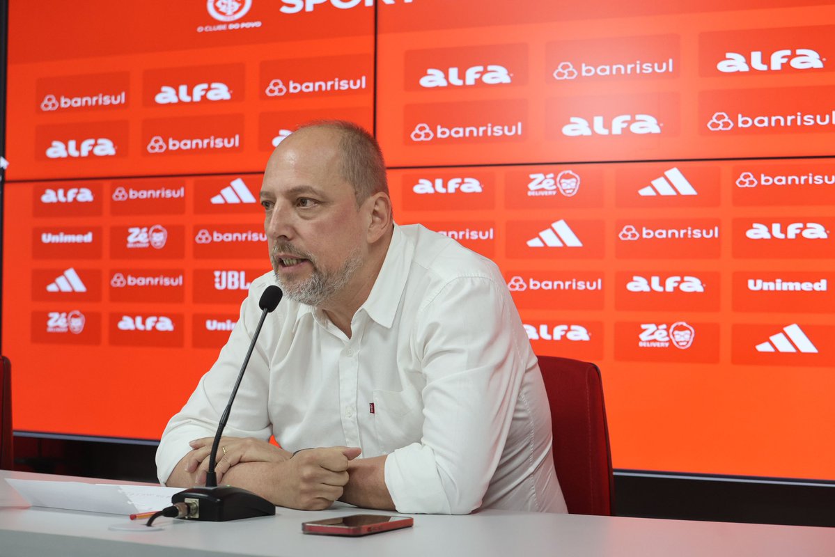rojodelsul's tweet photo. 🚨| ESCÂNDALO DE GESTÃO!

Segundo Wagner Jung, da Rádio Inferno, o próximo presidente do Inter pode herdar até 11 transfer bans em aberto por dívidas de jogadores.

Onze.

Um clube com transfer ban não contrata. E quem chegar vai encontrar a porta fechada antes mesmo de começar.

Isso na série A, se for pra B eu nem sei o que vai acontecer com o Inter.

Gestão calamitosa. Isso é escândalo.