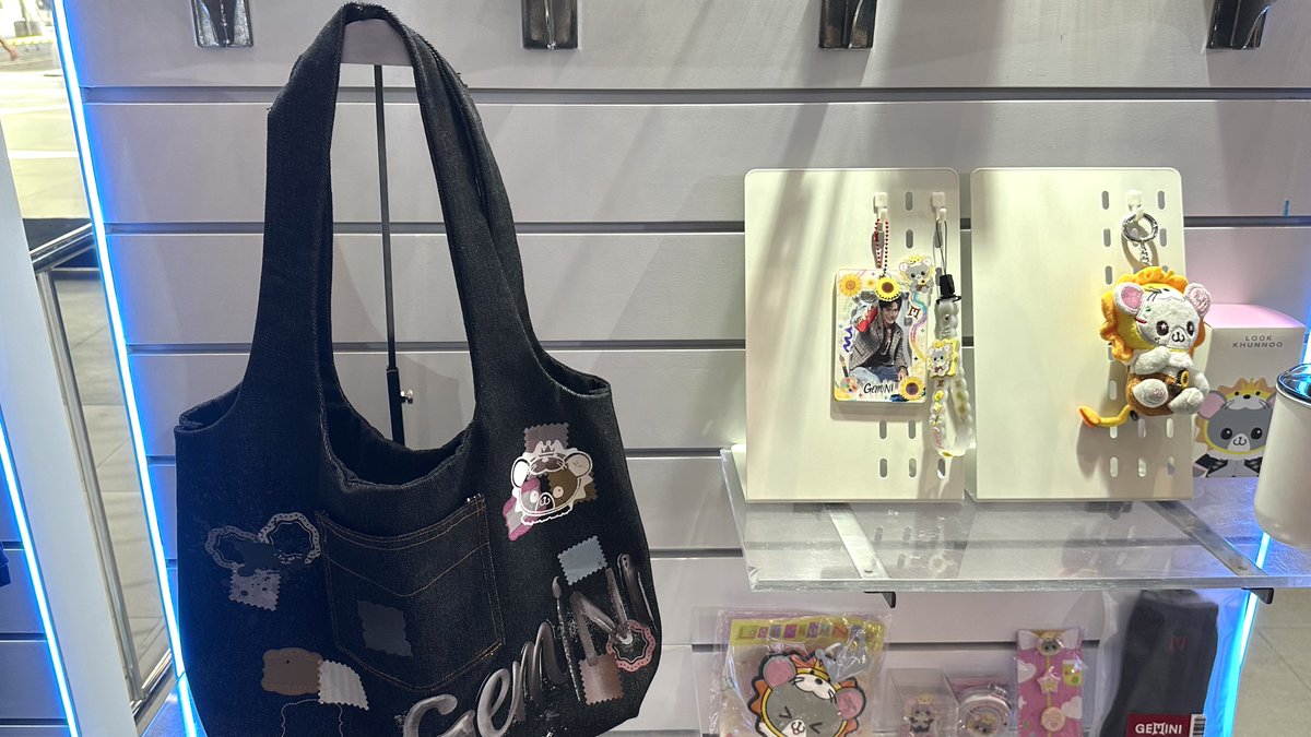 GmmtvShop's tweet photo. มาช้อป GMMTV OFFICIAL MERCHANDISE ในงาน GEMINI ART-VENTURE CONCERT กันได้เลยทุกคน 

GMMTV OFFICIAL MERCHANDISE BOOTH
4-5-6 SEPTEMBER 2026
08:00 AM onwards
BITEC LIVE

#GeminiConcertD1
#GMMTV https://t.co/vWG2Q1ytvK