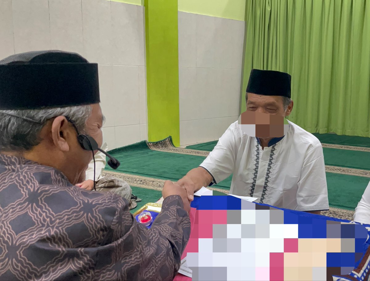 ofBleuMoon's tweet photo. GUYS PLOT TWIST BANGET 😭😭😭

ncang aku yang selama ini kaku banget bilang kayaknya bakal hidup sendiri aja, akhirnya mau nikah di umur 59 😭😭😭

dan plot twist-nya lagi… dia nikah sama sahabatnya dari kecil JIRRRR, meanwhile keluarga besar aku juga dari dulu udah deket banget sama calon istrinya. kayak ????? ternyata jodohnya selama ini literally ada di sekitar 😭

jujur dari sini aku cuma mau bilang kalau gak ada yang telat. mungkin emang belum waktunya aja. mungkin hidup punya timing sendiri yang kita gak ngerti.

jadi buat siapa pun yang lagi ngerasa “kok gue belum sampai sana ya?” “kok umur gue udh segini tp belum nikaahhhh yaaa…” please jangan ngerasa ketinggalan. 

hidup bukan perlombaan dan ternyata plot twist bisa datang bahkan ketika kita udah gak expect apa-apa lagi 🥹🤍

59 is not late. you’re not late. maybe your time just hasn’t come yet. 🫂