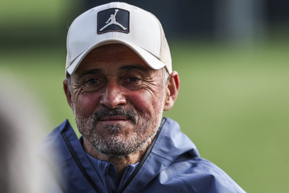 FabrizioRomano's tweet photo. 🍿🌕 Luis Enrique: “The Ballon d’Or should be a PSG player”.

“We have everything in the team, we’ve won the Champions League, Fabian won the World Cup too, we have Ousmane Dembélé who won it last year”.

lSo clearly for me, Ballon d’Or should be a PSG player”. https://t.co/vFxL9wOFpR