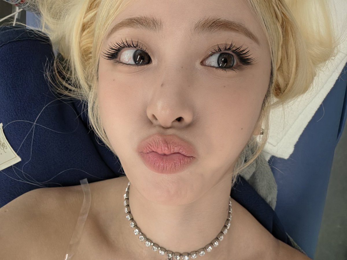 FIMBASE's tweet photo. [WEVERSE DM] 260904 #HUHYUNJIN 🐶 (1/2)

: wow im sorry 
: i seriously spent an hour choosing pictures
: [📸 5x]
: ㅋㅋㅋㅋㅋㅋㅋㅋㅋ
: pick one
: what should i change my profile picture to?
: in 10 minutes 
: the voting will close https://t.co/rKfjhs5zfO