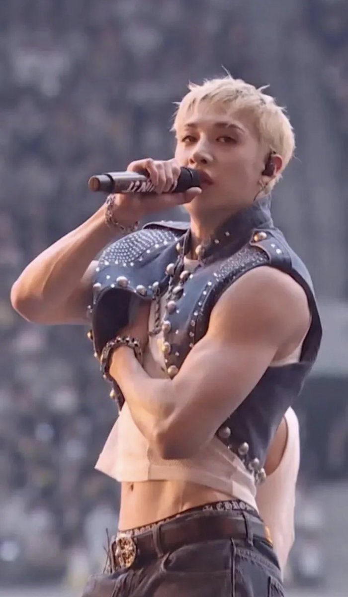 ccSKZcc's tweet photo. just a heads up. there is an AI version of this BangChan photo going around. 

THIS is the real photo, any other version of this pic is NOT real. 

it’s honestly so sad that we are still using AI on him to enhance his body features, when he looks perfectly fine without it. https://t.co/Jvfn7KWUEc