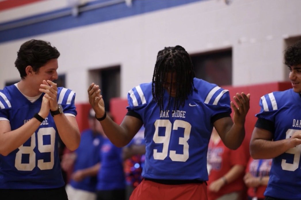 JJBassue's tweet photo. Tomorrow is game day! I’m grateful for another opportunity to strap up the pads tomorrow. Lord, thank You for the opportunity to play the game I love. I pray for safety for both teams, strength to give my absolute best, and the discipline to honor You with my actions on and off the field. Amen 🙏🏾 The countdown to kickoff is on. #fridaynightlights #faithandfootball #readytowork