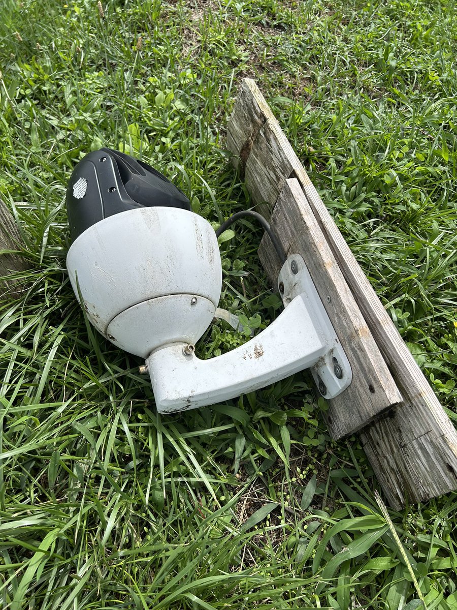realdabista2525's tweet photo. 役目を終えた先代の高所カメラ

新しい高所カメラはブブカでも越えられない高さに

#リアルダビスタ https://t.co/3EazfMrzx9