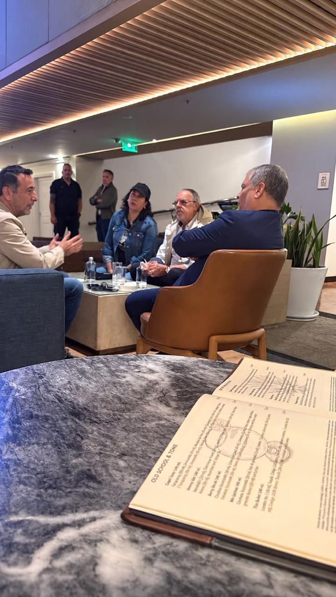 TermoEcu2021's tweet photo. Javier y Antonio Alvarez, ex presidente de Barcelona, están en México reunidos, con quién? Con el mameluco. 
Ahí están, entre ratas. https://t.co/aR5UeMyWdG