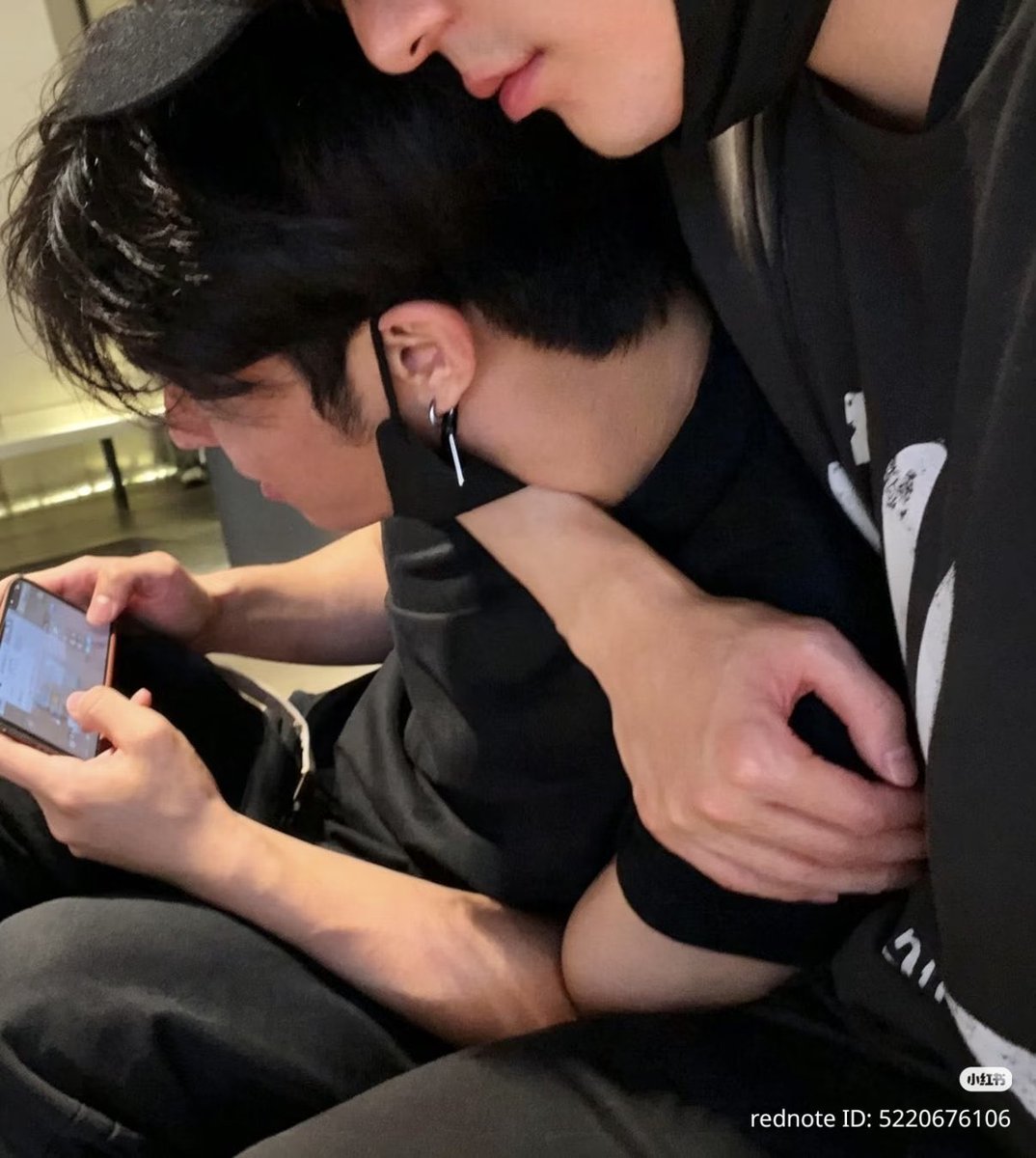 puppyxplosion's tweet photo. I remember someone pointed out his lips were swollen here too…. https://t.co/OKoyfKETYg