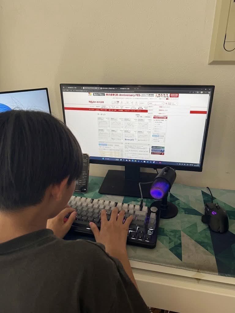 myudance07's tweet photo. 小6の息子、株を始めました
最初に50万円を渡して、
自由に売買させています
選んだのは
「任���堂」「タカラトミー」
「マクドナルド」「伊藤忠」
利益よりも、
投資を通して学んでほしい
そんな息子に最初に教えた
「やっても意味がないこと」
❌ 第6位・第4位・第2位・第1位
これは絶対に手を出すな https://t.co/JzkCEP1N4Q