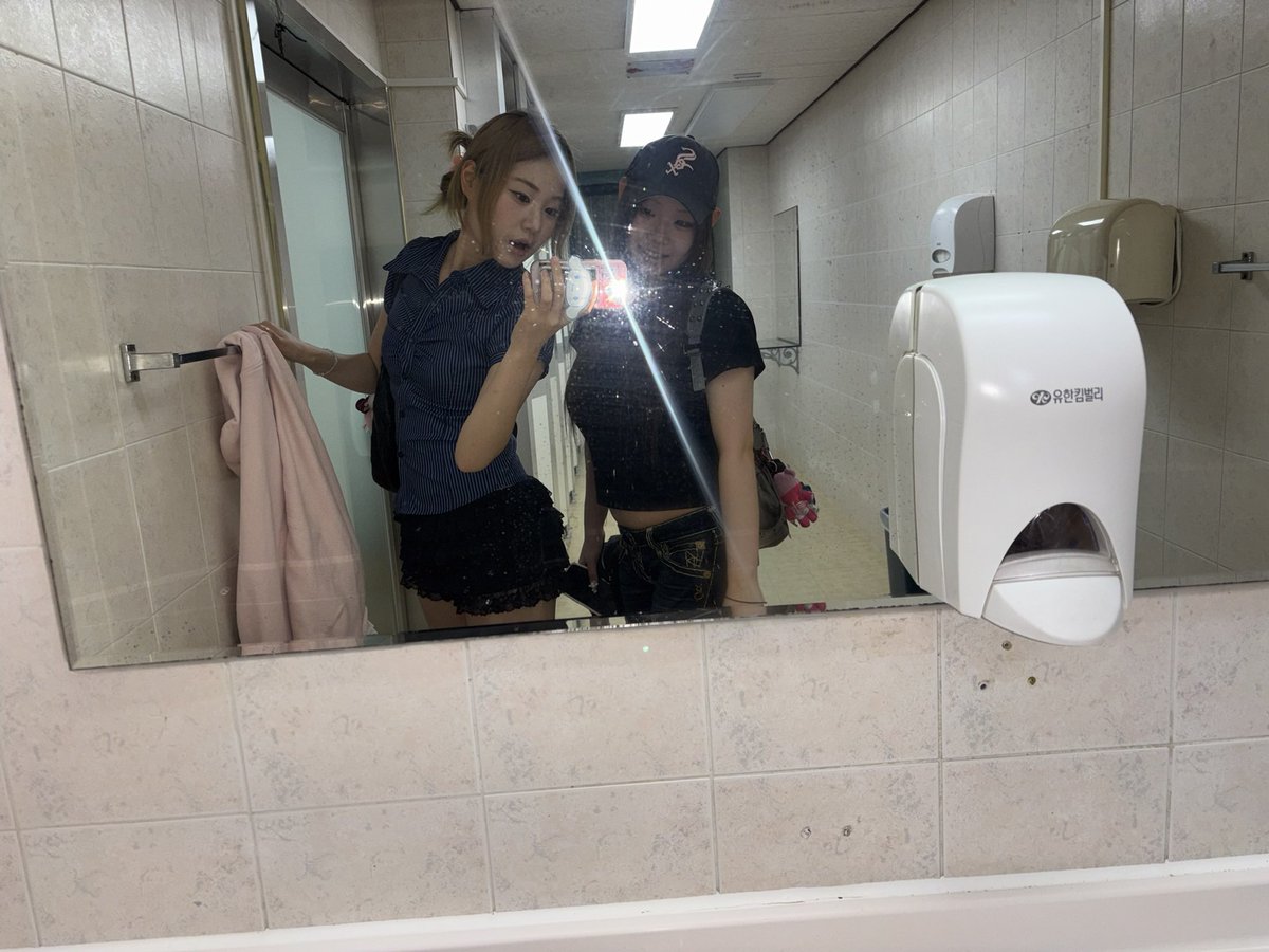 2generationgirl's tweet photo. I’m in school today #why https://t.co/KYOEPLuwW9