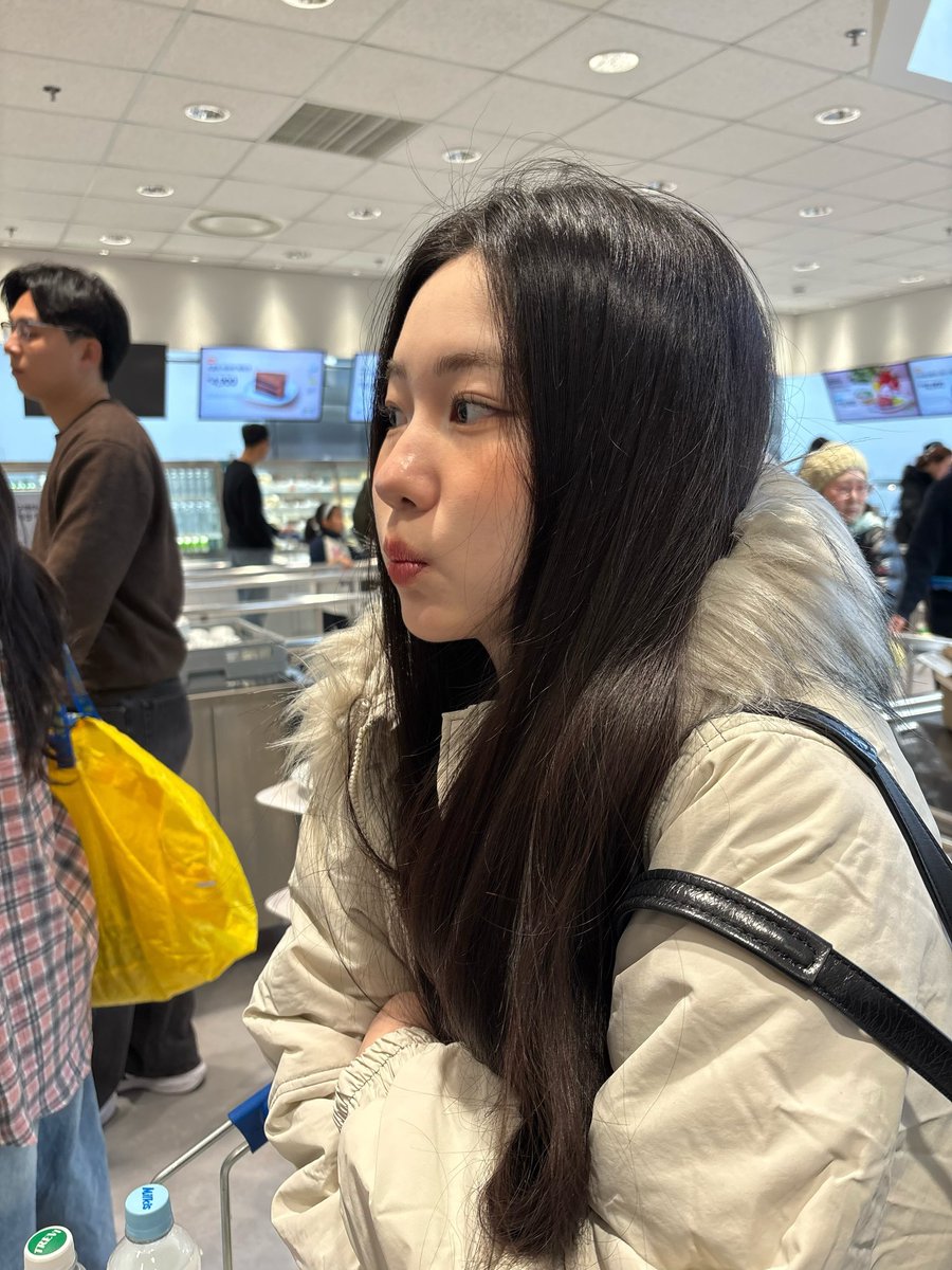 DeberaHoscd87's tweet photo. 正しい答えを探すのはやめた。結局のところ、自分という存在そのものが、解けないままの難解な小説みたいなものなんだ。 https://t.co/sh5ck72tOE