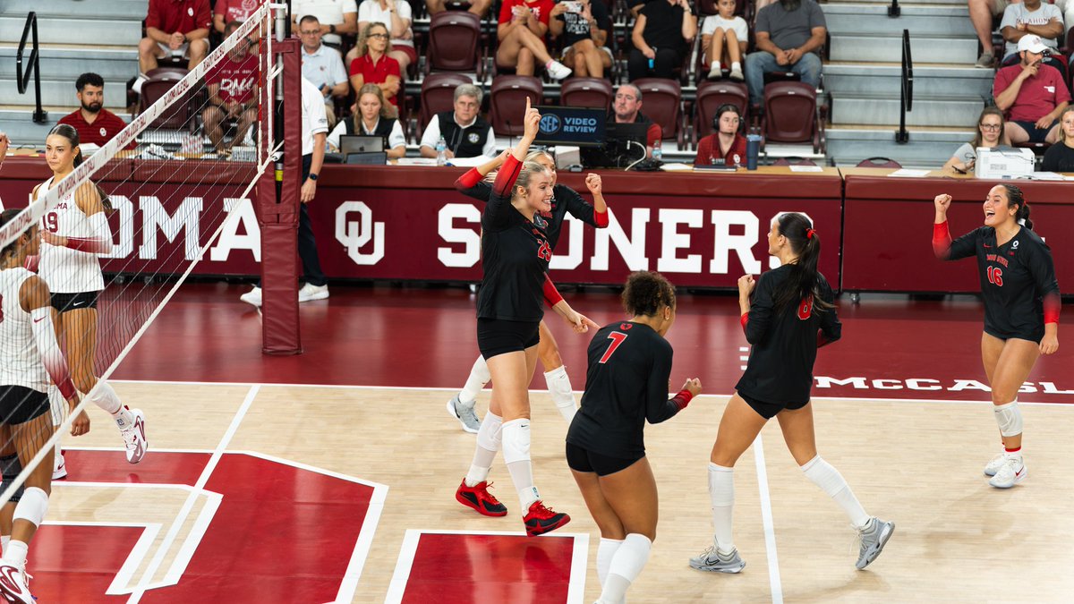 OhioStateWVB's tweet photo. Back-to-back blocks from Wiese❌

🔗: https://t.co/OHWWWdBCl4 https://t.co/ylF3La0vAA