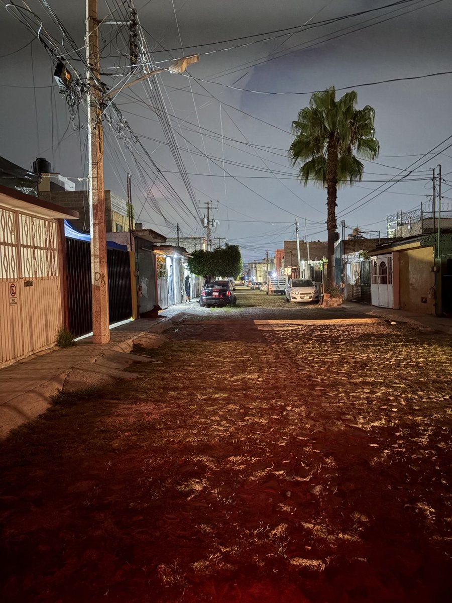 masha8315's tweet photo. @spublicosqro tenemos 2 semanas sin luz en el alumbrado público en la calle coras, en Cerrito Colorado desde el 100 hasta el 300. https://t.co/N6lWwUSnq4