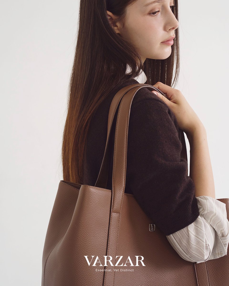 varzar_japan's tweet photo. Essential Balance “A”
ゆとりのあるシルエットと洗練されたラインが描く、本質的なバランス。
Selon Shopper Bag Large Brown
セロン ショッパーバッ��� ラージ ブラウン
商品はこちら▼
https://t.co/oF4faCaCYt
#VARZAR #バザール #EssentialBalanceA https://t.co/fCAFF46CrU