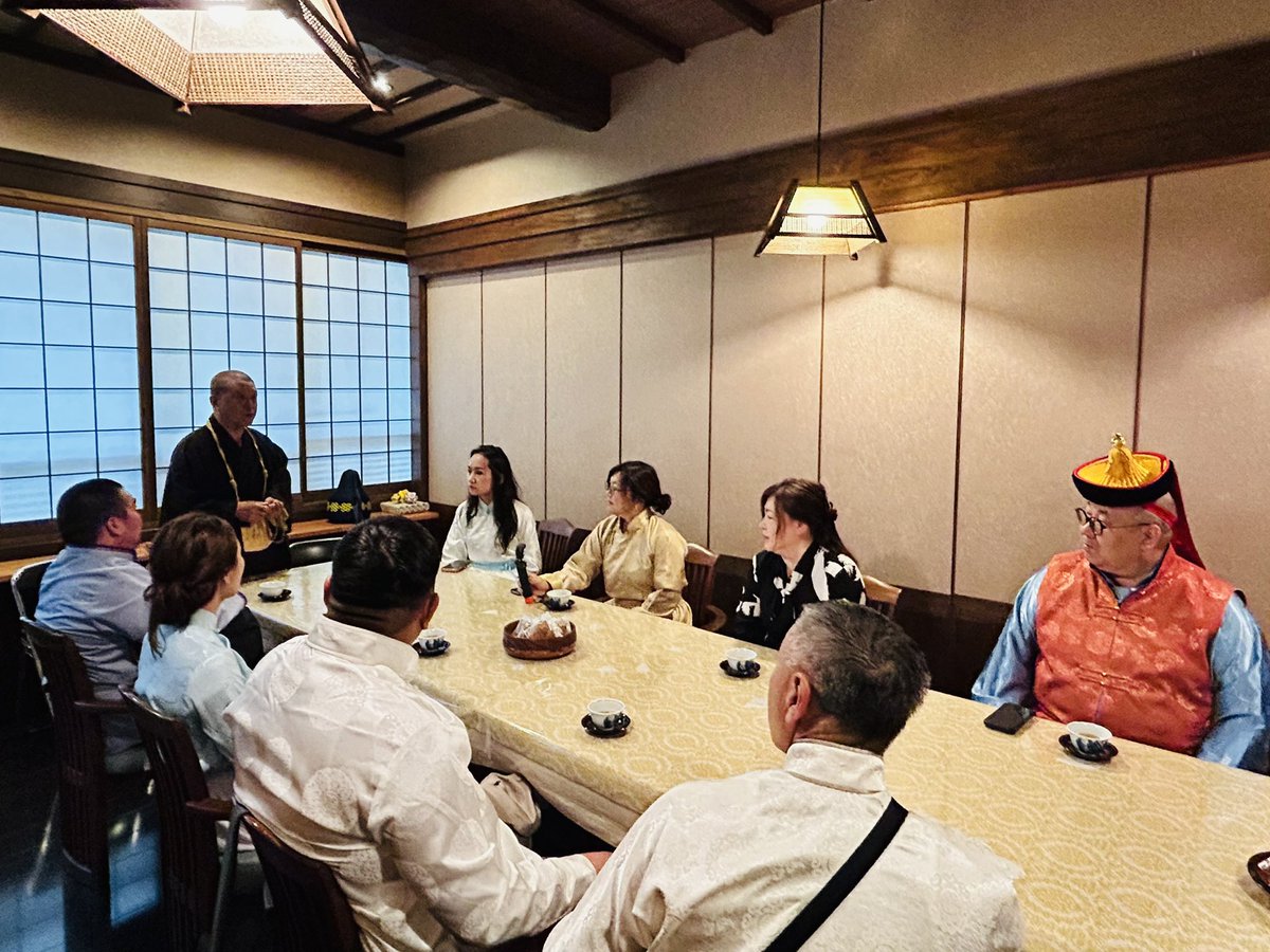 first_career_c's tweet photo. 今年の夏はモンゴル人が経営する旅行会社を支援し、モンゴルのNGO団体の皆さんと、かねてよりお世話になっている寺院のご協力もいただき、文化・宗教交流を行いました🇲🇳🇯🇵

チベット仏教と日本の仏教には共通点がとても多く、皆さんの表情は真剣そのもの！

「満足度は200％！」という、うれしいご感想もいただきました😆

そして次はモンゴルの学生の皆さんが来日する予定です。
日本の学生の皆さんとの交流を予定しており、こちらでもキャリアコンサルタントの皆さんの活躍が期待されます✨

文化や宗教、世代や国境を越えた交流が、これからどのように広がっていくのか楽しみです❗️