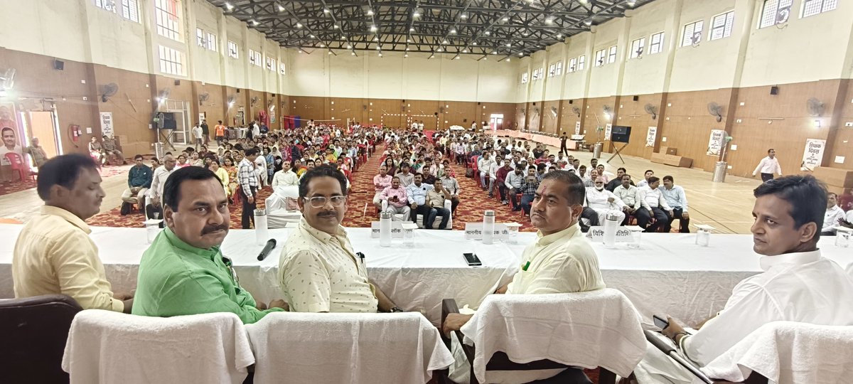 basicedumbd's tweet photo. शिक्षक सम्मान की पूर्व संध्या पर माननीय विधायक श्री रामवीर सिंह जी द्वारा ब्लॉक मूंढापांडे में शिक्षकों के सम्मान समारोह में सम्मिलित होकर प्रशस्ति पत्र देकर किया शिक्षकों को सम्मानित शिक्षकों ने माननीय विधायक जी का किया आभार व्यक्त। अन्य माननीय गण, अधिकारी गण की गरिमामय https://t.co/xjxf808Z5j