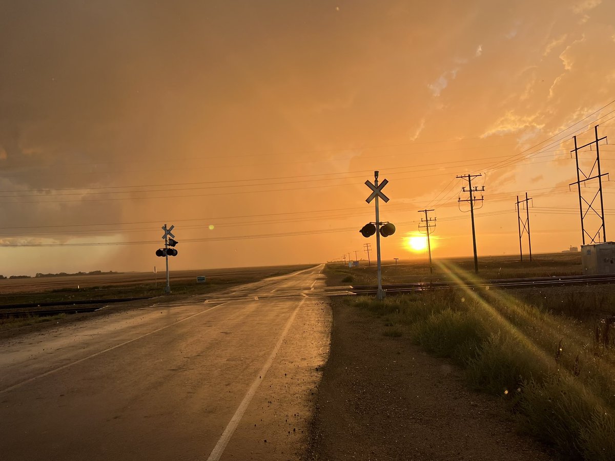 referee_11's tweet photo. Very photogenic thunderstorm just west of Regina as the sun sets on a September Day #SKstorm #YQR @HouckisPokisewx @MurphTWN @SabeenInTheCity @allistercanada https://t.co/Fgak3eXosK