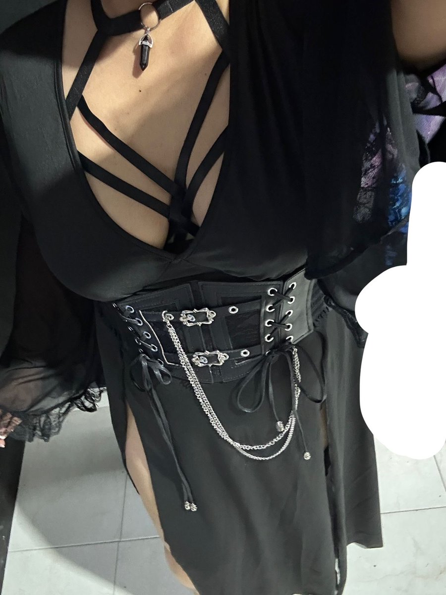 Alexis54834636's tweet photo. Probando el disfraz e Halloween ￼￼￼￼￼😈😈😈😈

Que les parece? https://t.co/REfXm2rGiA