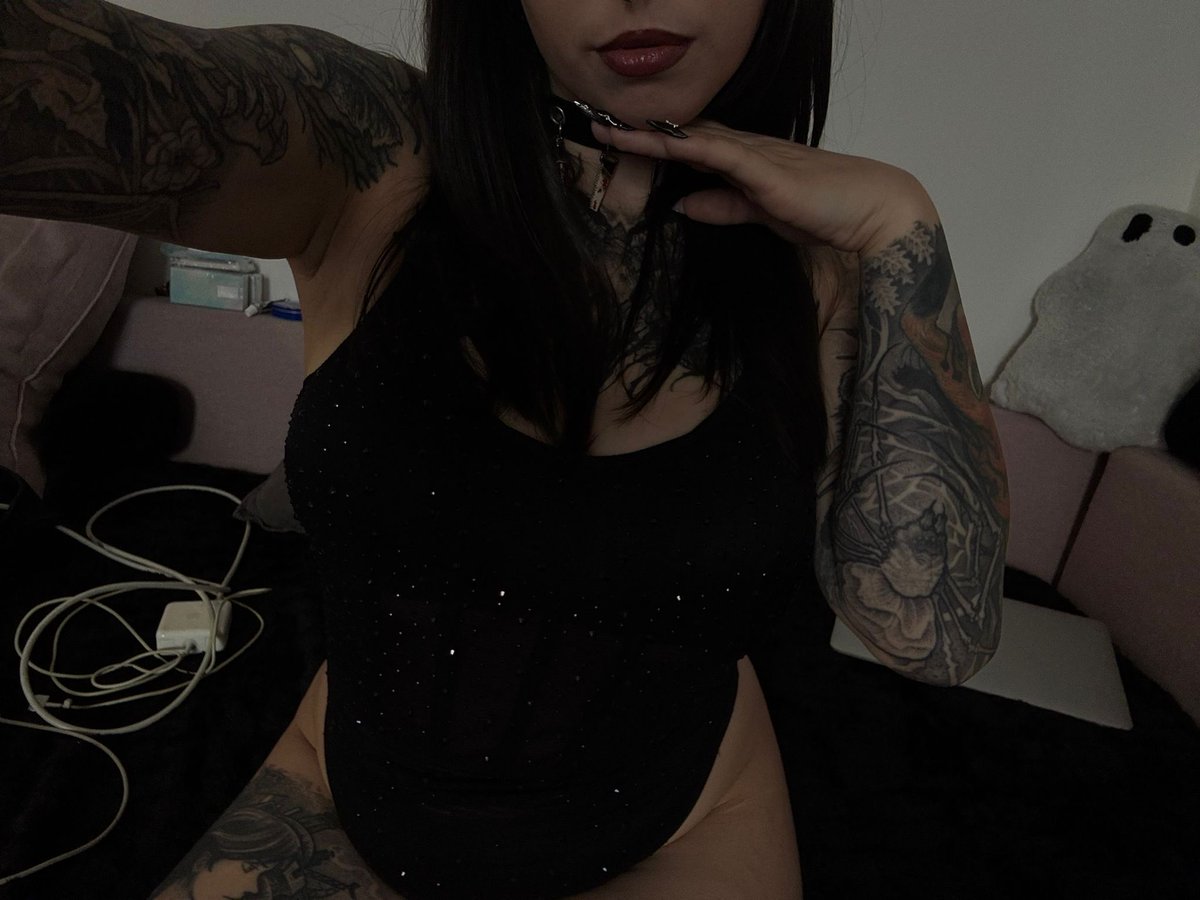 GothAbby2019's tweet photo. Sparkly dress for you losers
#nsfw #nsfwtwt #sellingcontent #findom https://t.co/2HiUXBRjYX