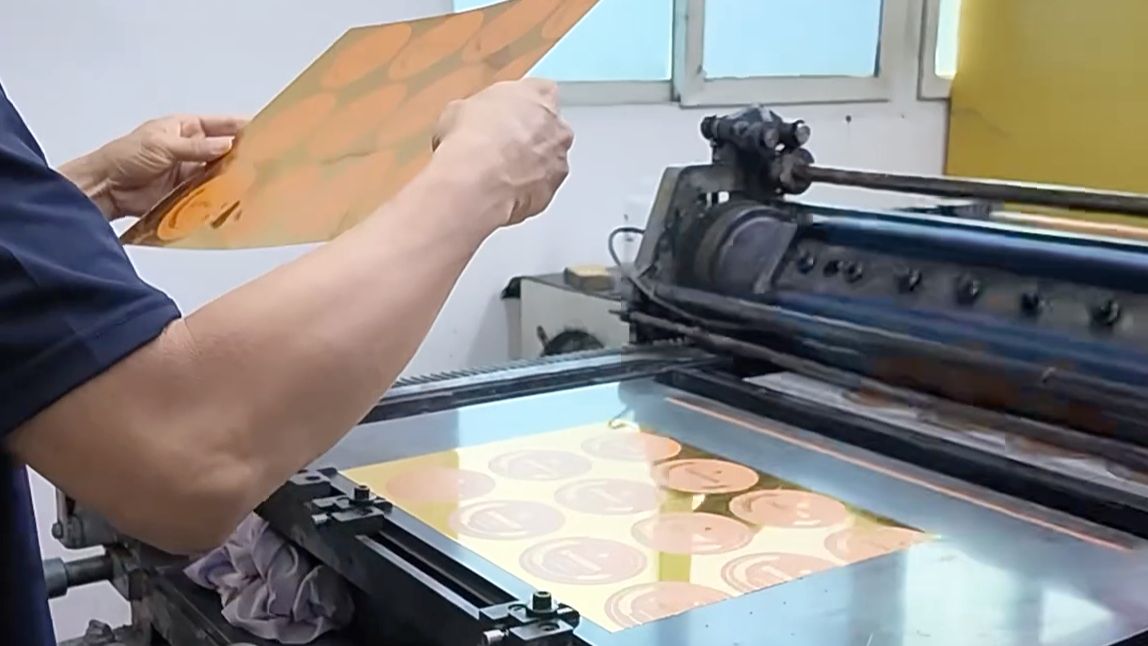XMT_Packaging's tweet photo. High-volume printing doesn’t mean compromised quality. 🚀

With 10+ years of expertise and a 7M/month capacity, we deliver sharp, durable metal labels at speed. Efficiency meets precision.

#MetalLabels #Manufacturing https://t.co/Opx2vKmJQo