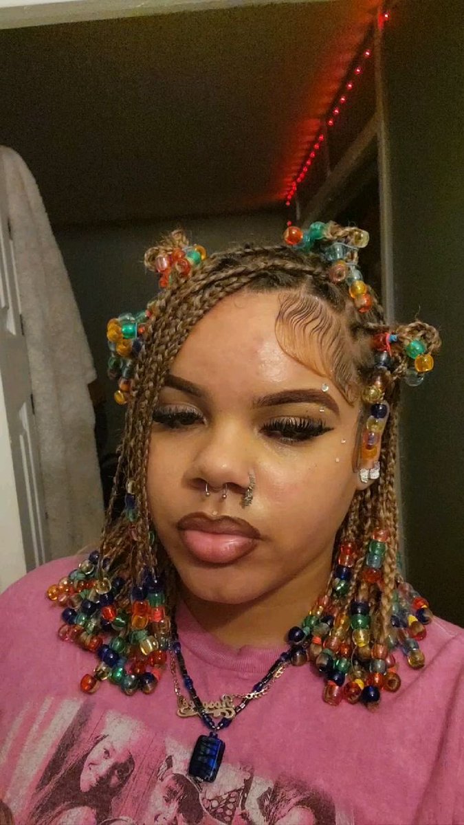 barkgrl's tweet photo. ill never forgive the black community for tryna put a age limit on beads, it’s literally one of the most beautiful forms of black alternative fashion https://t.co/qKkenJmOpk