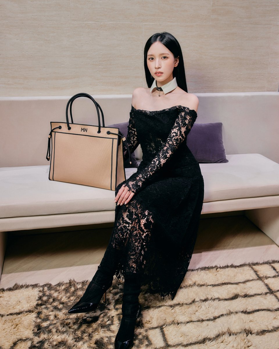 FENDI_JAPAN's tweet photo. 伊勢丹新宿店1階ザ・ステージにて開催中のポップアップストアに、ジャパンブランドアンバサダーのMINAが来場
───────
フェンディは、9月8日（火）までの期間限定で、伊勢丹新宿店1階ザ・ステージにてポップアップストアを開催中。

初日には、フェンディのジャパンブランドアンバサダーを務め、TWICE（トゥワイス）およびMISAMO（ミサモ）のメンバーとして世界で活躍するMINAが来場。
ポップアップストア限定で実施されるイニシャル刺繍サービスを施した、フェンディの新たなシグネチャーバッグ「フェンディ マジック（FENDI Magic）」を携え、エレガントな総レースのオフショルダードレスを纏い登場しました。

是非この機会に最新コレクションをご覧ください。

#Fendi #FendiFW26 #MINA

▼最新コレクションはこちら
https://t.co/p3KjEFWnt9