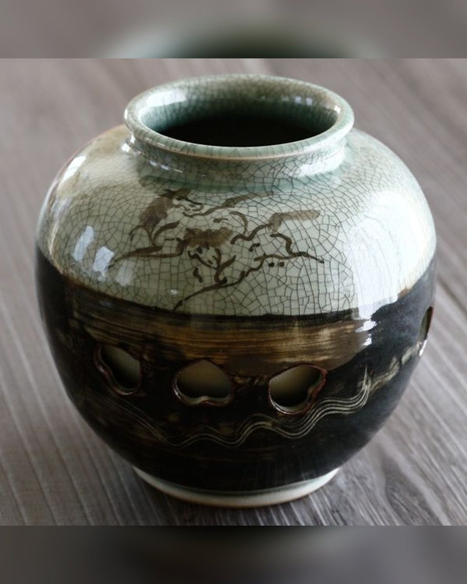 oborisomayaki's tweet photo. 丸い器面をめぐる走り駒と、上下で切り替わる釉の表情。松永窯の二重丸壺を、角度違いと制作風景まで4枚でご覧ください。商品ページのURLはリプライ参照。

#大堀相馬焼 #松永窯 https://t.co/Q1zRgh5FaP
