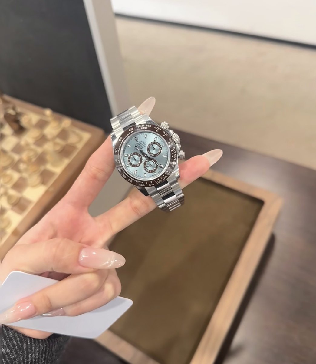 Hannah__sC12's tweet photo. The watch on my wrist ticks steadily never quickening for anyone’s joy, nor pausing for anyone’s sorrow. With its precise markings, it reminds me that life is a one-way journey rather than fretting over the unknown future, I should cherish every single moment of the present. https://t.co/W1KegVESRx