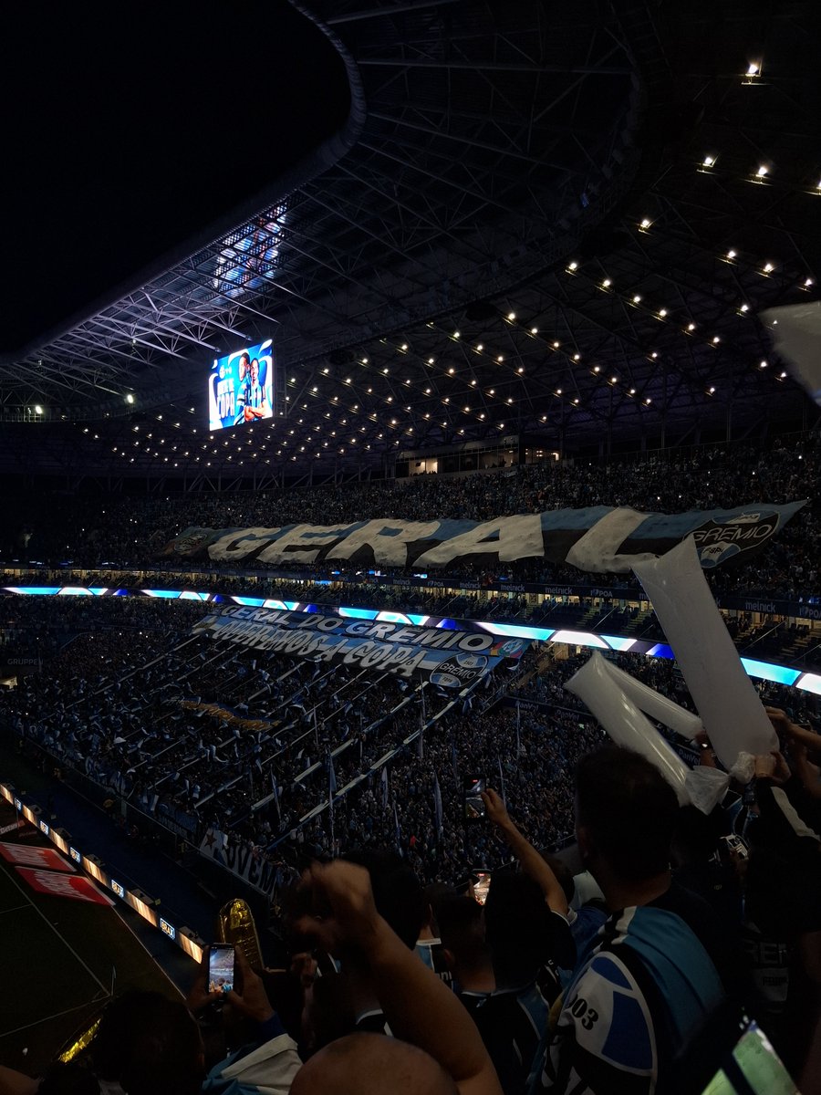 vminkooka's tweet photo. estádio mais lindo do mundo combinação de cores mais linda do mundo meu mundo é azul preto e branco ELES ESTÃO FORAAAAAAAAAA https://t.co/nh4KAfxpPK