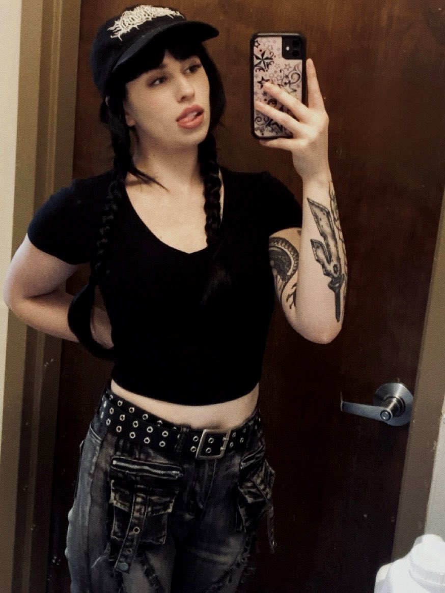 Madame_Janae's tweet photo. Hiii, dummies. Have a rare glimpse of casual Madame 🖤😚

femdom ♱ domme ♱ mistress ♱ simp https://t.co/AP63dOodCg