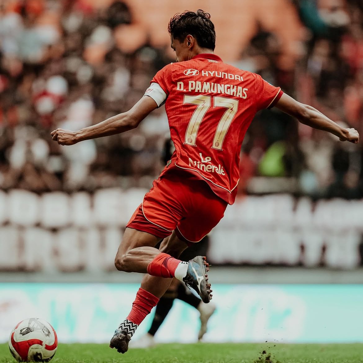 ThatBolaGuy's tweet photo. 🚨H-19 PENUTUPAN BURSA TRANSFER

 KENAPA STY MASIH MIKIR-MIKIR BUAT PUNYA 11 ASING?

Positive thinkingnya gua gini dul... 

Gua rasa coach Shin emang percaya sama kualitas pemain lokal kita, terutama yang mau kita bahas di posisi sayap dan no.10.

TAPI DUL!!! Persija kagak diem aje...

Sempet kan ada rumor winger atau nomor 10 ber-CV Eropa yang masuk radar, tapi kabarnya kita ditolak.

Jadi ya STY emang nyari, cuma dia nggak mau asal comot. Karena yang sekarang kita punya juga udah bisa dibilang bagus dan grade Timnas.

Coba deh kita bahas pemaen lokal yang ada sekarang dul, pasti lu bakal jadi lumayan mikir juga kayak gua.

Arly bisa cetak 6 gol pas pramusim, Dethan minimal 5 G/A, Witan 4 G/A, belom lagi Hannan yang nyumbang 2 gol di Thailand.

Dari pramusim aja udah keliatan kan, dul? kualitas mereka bukan level pemain cadangan.

Secara posisi mereka juga saling nutup.

Arly sama Dethan yang bisa ngisi kiri-kanan.

Belum Witan sama Hannan yang sering kalau dibutuhin mereka juga bisa maen melebar, dul.

Terus gua baru inget satu nama lagi, dul.

Dony Tri Pamungkas.

Ini kita lupa kayaknya karena abang kita satu ini sibuk di timnas, dan pas lawan brisbane kemaren dia kagak maen.

Donny emang lebih sering main di wingback, tapi dia juga bisa dinaikin ke sayap. Bahkan pernah juga dicoba main lebih ke tengah, sampe area nomor 10, walau ini kayaknya bakal jadi opsi terakhir banget ya wkwkwk.

Bahkan di Timnas Donny pernah dipasang jadi sayap kanan, dulll. Pemain muda kita gokil semua.

Stok pemain kita di belakang striker tuh bukan cuma banyak, tapi juga bisa tukeran posisi semua.

Dan semua itu aja belum masuk Kwon Chang-hoon.

Kalau Kwon udah bener-bener fit, CV-nya juga hampir nyapu bersih area yang kita bahas tadi, dul. kiri bisa, kanan bisa, nomor 10 juga bisa.

Ditambah pas lawan brisbane kemarin baru 6 dari 7 pemain asing yang main di lapangan.

Dan kalo gua boleh sok tau dikit masalah taktik. Waktu defend kita sering kelihatan kayak 5-4-1, tapi pas pegang bola wingback bisa naik tinggi. Artinya width serangan nggak harus selalu dateng dari winger, karena player kayak Donny, Rio, Memija, Arhan sama Fajar bisa juga bantu ngisi area wing.

Makanya gua rasa, kalaupun STY mau nambah pemain asing lagi di area ini, standarnya emang harus tinggi banget... saking tingginya (kalo sesuai rumor) sampe banyak yang nolak.

Justru menurut gua yang stoknya masih agak tipis itu di posisi striker.

Setelah Jeremejeff sama Eksel, opsinya langsung loncat ke pemain muda.

Jadi pas ada rekrutan selanjutnya adalah Ivan Mamut, gua cukup ngerti sih jalan pikirannya gimana.

Gua rasa STY sekarang tuh bukan lagi mikir "slot asing kita masih sisa berapa nih?".

Dia lebih fokus ke "posisi mana sih yang emang bener-bener butuh gua upgrade?".

Dan kalau emang beneran gitu cara mikirnya, jujur gua setuju-setuju ajee.

Karena 11 pemain asing itu cuma batas maksimal dul, bukan syarat ikut kompetisi wkwkwk.

Doa kita mah, semoga lancar-lancar ya coach shin... Apalagi 3 match awalnya ini langsung tim berat.