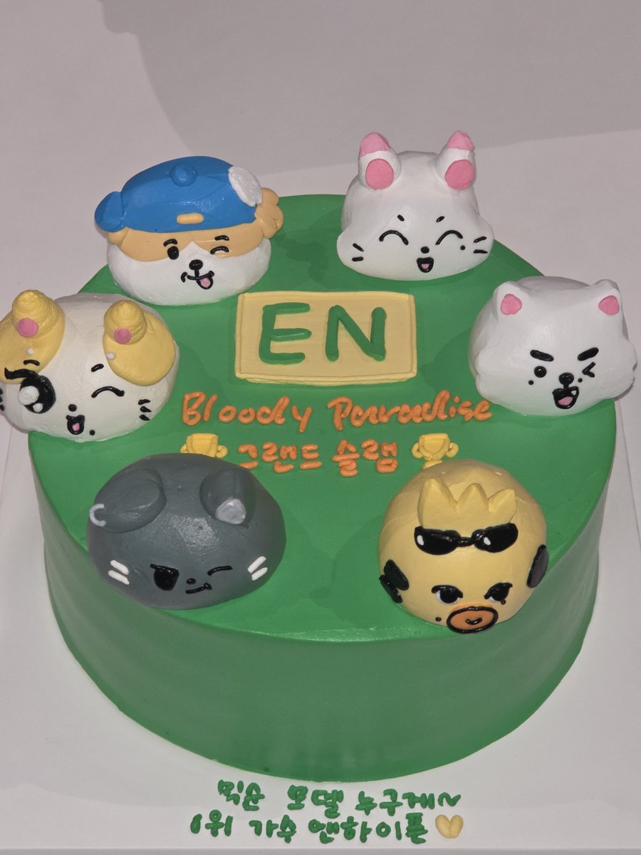 ftalsunoos's tweet photo. i love how mixsoon always make the prettiest cakes for enhypen https://t.co/xGTFWqC4w0
