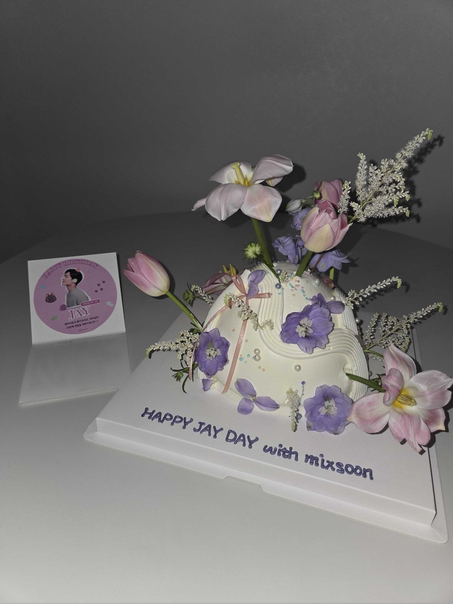ftalsunoos's tweet photo. i love how mixsoon always make the prettiest cakes for enhypen https://t.co/xGTFWqC4w0