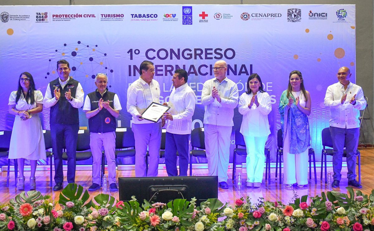 Punto4T's tweet photo. 🏆 La UJAT recibió el Premio Estatal por la Reducción de Riesgos de Desastres 2026, en la categoría Educación para la resiliencia, por su aporte a una sociedad más preparada ante emergencias.

El reconocimiento fue entregado al rector Guillermo Narváez Osorio por el gobernador Javier May Rodríguez.

#UJAT #Tabasco #Resiliencia #ProtecciónCivil #JavierMay #CIRED2026 #PrevenciónDeDesastres