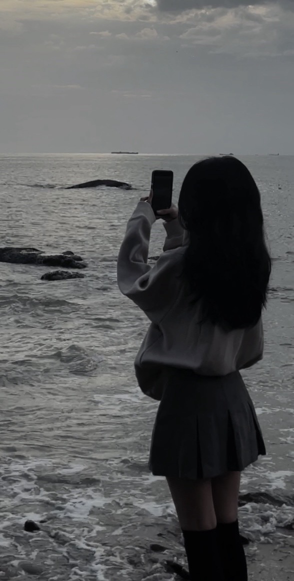 AllegraCrisfg's tweet photo. 記憶を定着させようと必死になるほど、肝心な感情は指の間から零れ落ちていく気がして。結局、記録よりも直観を信じる方がいいのかも。 https://t.co/OYAN21FxLE