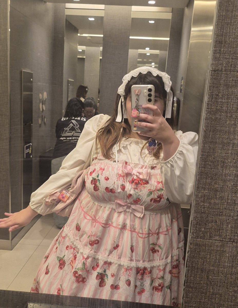 mysweetmad0ka's tweet photo. jueves de madoka en el cine (੭ ;´ ⌂ `;)੭♡ https://t.co/8Z7jcWD8zt