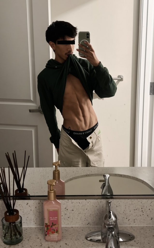 twnkaliciousxx's tweet photo. Love the lil bathroom in my dorm apartment 😋

Real question is who am I going to record content in here with? 😈

#GayOnlyFans #OnlyFansGay #GayNSFW #GayCreators #twink #gaytwink #abs #shirtless #mirrorselfie #gay #bi #paypigs  #gayfit #college #teen #sugardaddies #gym #frat https://t.co/sDSEAMkMeF