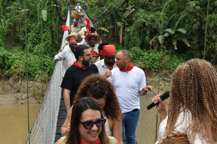 minculturave's tweet photo. El puente colgante “Chinchorro bailarín” de Panaquire, municipio Acevedo del estado Miranda, fue reinaugurado este jueves 3 de septiembre, al son de repiques de tambores y cantos a San Juan Bautista. https://t.co/q7yNcD517I