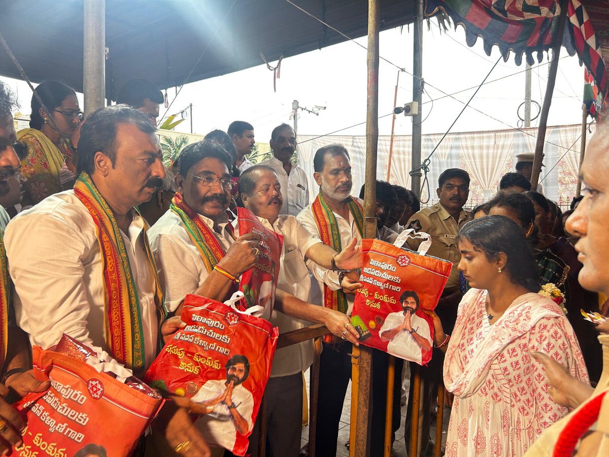 maheshkambala1's tweet photo. పిఠాపురం ఆడపడుచులకు 10,000 వేల చీరలు  శ్రీ @PawanKalyan గారి పసుపు కుంకుమ కానుక ❤🙏. https://t.co/SLDIOQp5Yf