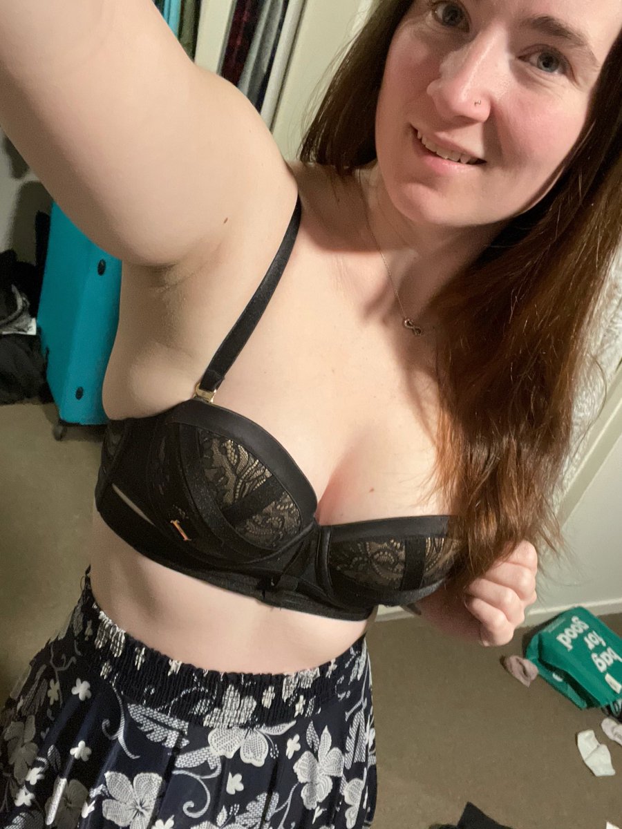 Maddii00's tweet photo. Time to get ready for work ➡️ https://t.co/7A32XNvO4F https://t.co/Z6YkZPkqoX