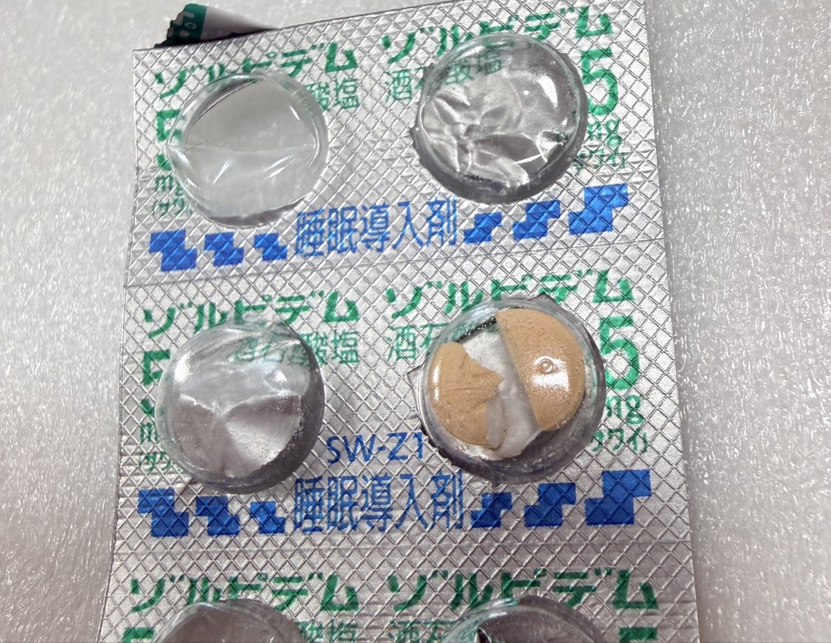 MacaronDalloyau's tweet photo. ゾルピデム（5mg）💊の内服量を、しばらく前から少しずつ減らすことを試みている。ここ何ヶ月かは2分の1の量で眠れるようになっているから、昨日から4分の1の量に挑戦してみた。4等分するのは結構大変だけど、昨夜は成功🌸眠れないければ追加で2分の1飲んだりする覚悟。 https://t.co/4MslHiTZi6